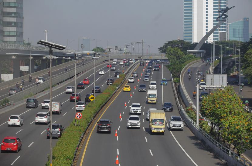 Sejumlah kendaraan melaju di jalur contraflow Tol Dalam Kota Cawang-Tomang-Pluit , di Jakarta, Jumat (26/3). membukukan laba bersih Rp 501,5 miliar pada tahun lalu atau turun 77,30 persen dari Rp 2,2 triliun di tahun 2019. 