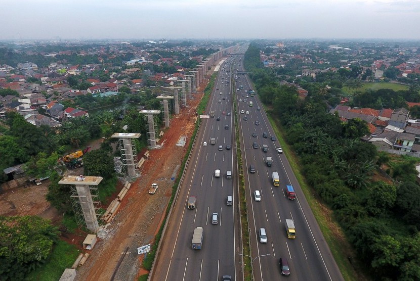 Sejumlah kendaraan melaju di samping deretan tiang konstruksi proyek kereta api ringan atau Light Rail Transit (LRT) rute Cibubur-Cawang di samping jalan tol Jagorawi kawasan Cibubur, Jakarta. ilustrasi