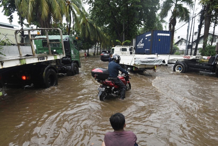 Sejumlah kendaraan melewati banjir yang melanda Jalan Gaya Motor, Sunter, Jakarta Utara, Kamis (25/2).