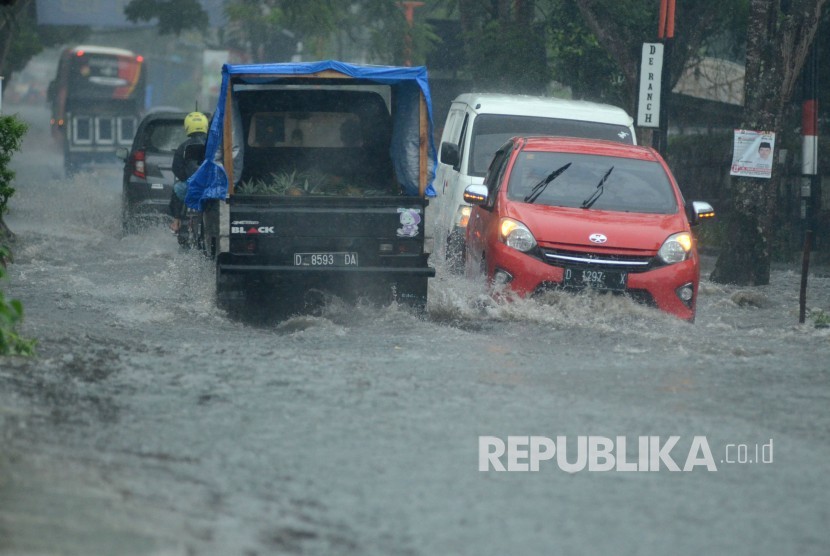 Sejumlah kendaraan melewati genangan air yang membanjiri Jalan Maribaya, Kecamatan Lembang, Kabupaten Bandung Barat.