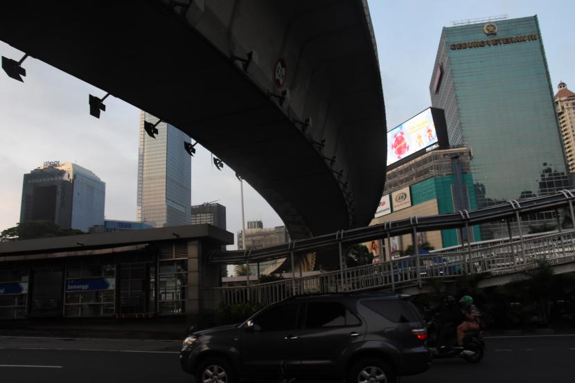 Sejumlah kendaraan melintas dengan latar gedung bertingkat di Jakarta, Sabtu (14/5/2022). Bank Dunia pada Selasa (7/6/2022) memangkas perkiraan pertumbuhan globalnya hampir sepertiga menjadi 2,9 persen untuk 2022. 