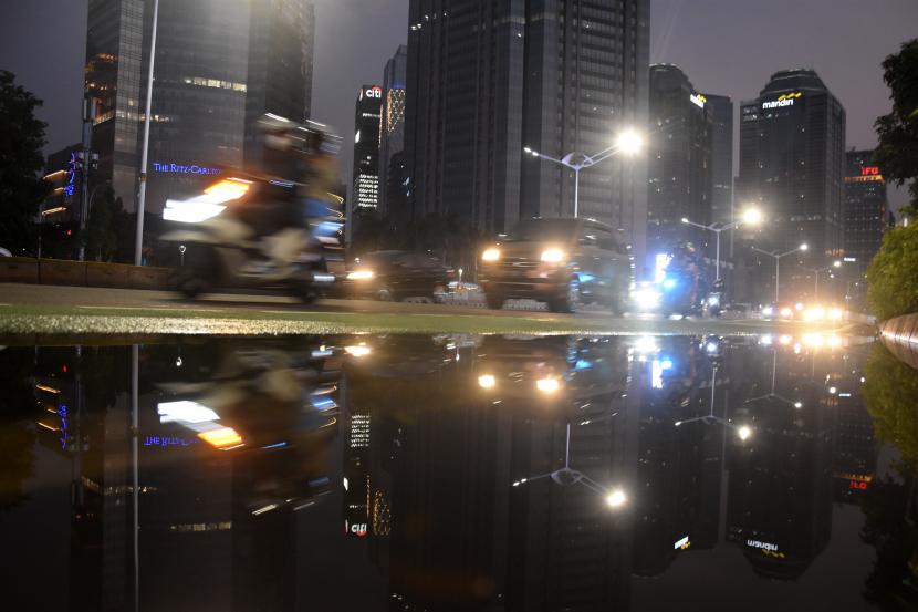 Sejumlah kendaraan melintas dengan latar gedung bertingkat di Jakarta. Kondisi ekonomi yang menantang masih menyisakan harapan untuk pertumbuhan pada 2022. Chief Economist The Indonesia Economic Intelligence (IEI), Sunarsip mengatakan, prospek ekonomi tahun ini diperkirakan lebih baik dibandingkan tahun lalu.  