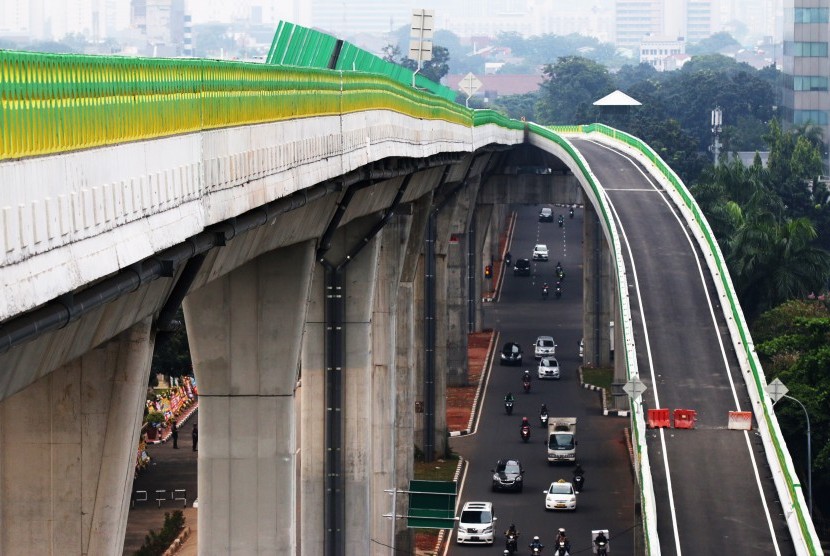 Sejumlah kendaraan melintas di bawah jalan layang non-tol (JLNT) bus Transjakarta koridor XIII Ciledug-Tendean di Halte CSW, Jakarta, Rabu (3/5).