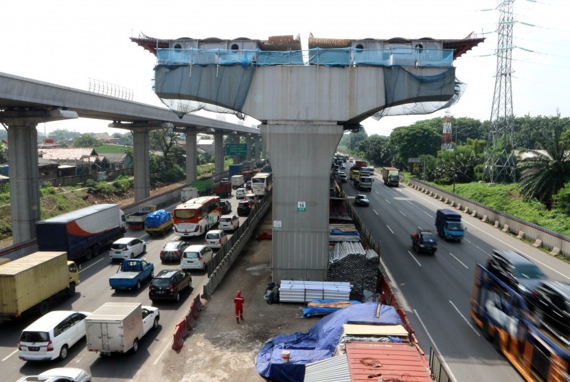 Sejumlah kendaraan melintas di bawah konstruksi pembangunan jalan tol layang (Elevated) di KM 14 Jalan Tol Jakarta-Cikampek, Kota Bekasi, Jawa Barat, Kamis (28/3/2019). 