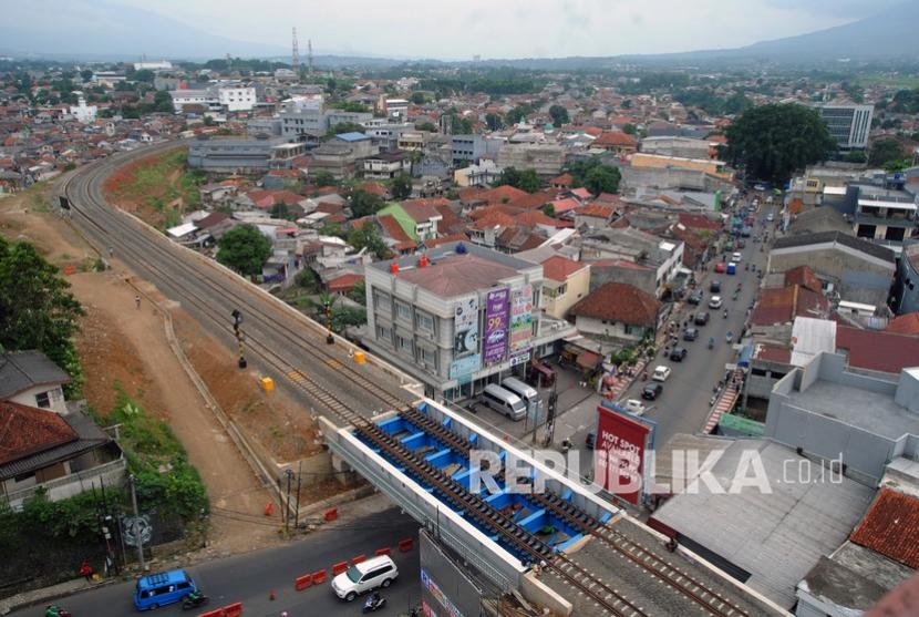 Sejumlah kendaraan melintas di bawah proyek pembangunan jalur ganda rel kereta api Bogor-Sukabumi di Kelurahan Empang, Kota Bogor, Jawa Barat, Sabtu (12/2/2022). Kementerian Perhubungan pada tahun 2022 akan membangun 169,5 kilometer lintasan kereta api yang tersebar di 10 daerah dan meningkatkan kapasitas rel kereta di sembilan daerah dengan anggaran senilai Rp1,71 triliun.  Indeks Daya Saing Daerah (IDSD) Kota Sukabumi mengalami kenaikan pada 2021 lalu. Hal ini didasarkan pada hasil pengisian kuesioner IDSD yang di lakukan melalui aplikasi database IDSD Kemenristek/BRIN (Badan Riset dan Inovasi Nasional) Kota Sukabumi. 