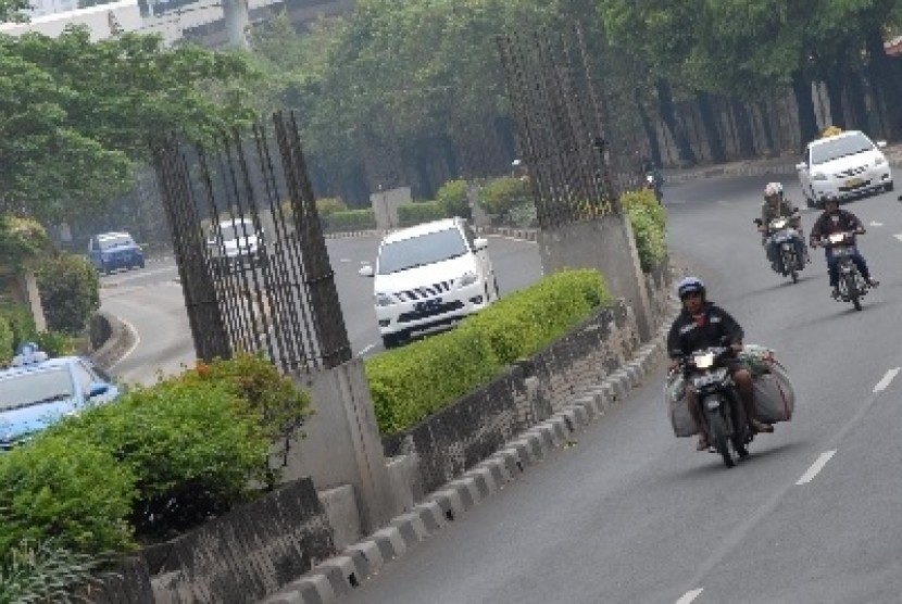 Sejumlah kendaraan melintas di dekat pondasi besi proyek monorel yang mangkrak di Jalan HR Rasuna Sahid, Kuningan, Jakarta Selatan. 