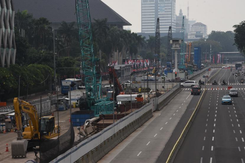 Sejumlah kendaraan melintas di dekat proyek pembangunan MRT Jakarta (ilustrasi)