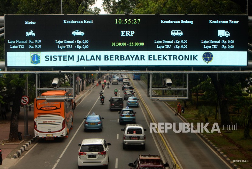 Sejumlah kendaraan melintas di Gerbang Electronic Road Pricing (ERP) di Jalan Medan Merdeka Barat, Jakarta, Selasa (13/11).