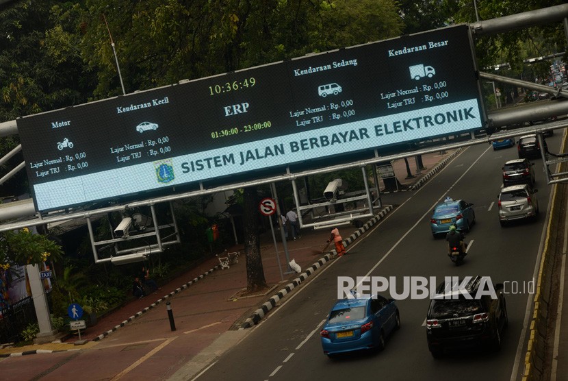 Sejumlah kendaraan melintas di Gerbang Electronic Road Pricing (ERP) di Jalan Medan Merdeka Barat, Jakarta, Selasa (13/11). 