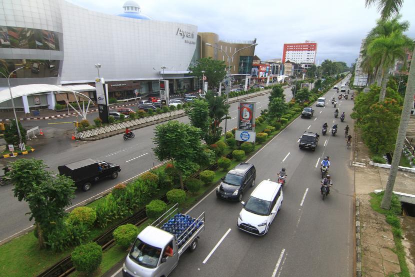 Sejumlah kendaraan melintas di Jalan Ahmad Yani yang merupakan jalan protokol di Pontianak, Kalimantan Barat. Ilustrasi