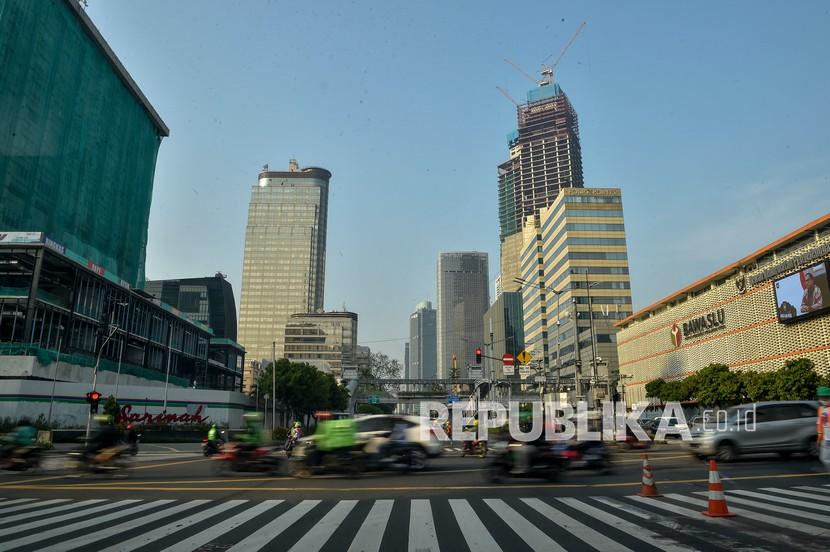 Sejumlah kendaraan melintas di Jalan MH Thamrin, Jakarta, (ilustrasi). Center of Reform on Economics (CORE) menilai, pertumbuhan ekonomi kuartal tiga 2021 akan menjadi penentu nasib laju ekonomi sepanjang 2021. 