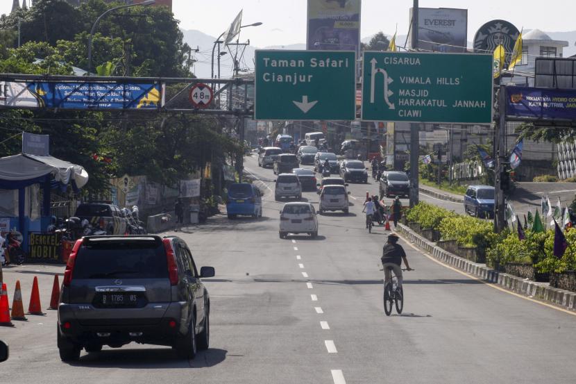 Ilustrasi. Sejumlah kendaraan melintas di Jalan Raya Puncak, Gadog, Ciawi, Kabupaten Bogor, Jawa Barat, Ahad (8/5/2022). Petugas Pengurai Macet Disiagakan Meski Puncak-Cianjur Ramai Lancar