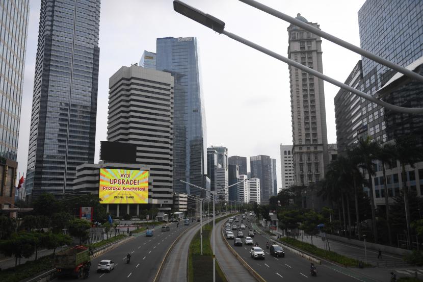 Sejumlah kendaraan melintas di Jalan Sudirman, Jakarta, Senin (17/1/2022). Pemerintah resmi memperpanjang masa Pemberlakuan Pembatasan Kegiatan Masyarakat (PPKM) Jawa-Bali hingga 24 Januari 2022.