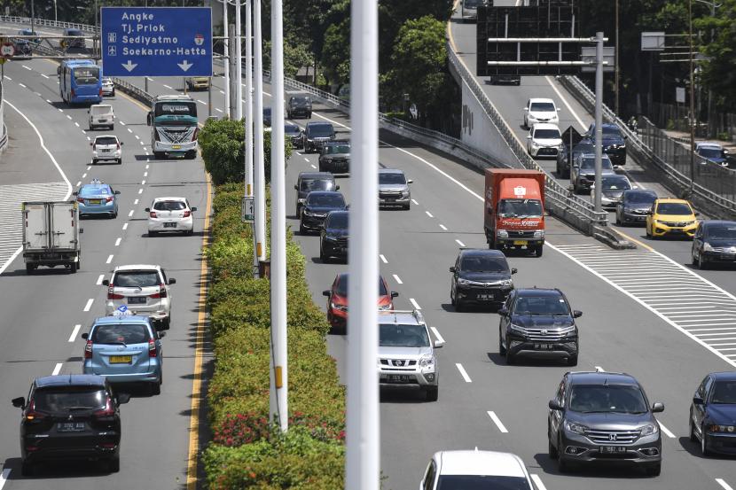 Sejumlah kendaraan melintas di Jalan Tol Dalam Kota, Jakarta (ilustrasi). Gubernur DKI Jakarta Anies Baswedan menyebutkan transportasi menyumbang 47 persen emisi Gas Rumah Kaca (GRK) di Ibu Kota sehingga dilakukan pembatasan lalu lintas kendaraan.