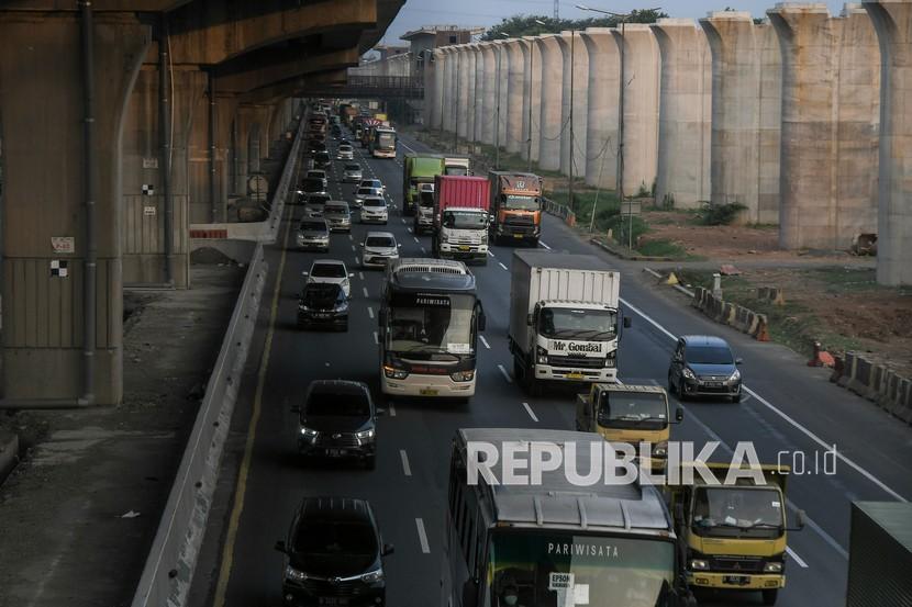 Sejumlah kendaraan melintas di jalan Tol Jakarta-Cikampek, Bekasi, Kamis (7/10/2021). PT Jasa Marga (Persero) Tbk mencatat peningkatan volume lalu lintas harian rata-rata (LHR) jalan tol di seluruh Indonesia meningkat 3.03 juta kendaraan atau 17,4 persen pada September 2021 dibandingkan dengan Agustus 2021 sebesar 2,59 juta kendaraan. 