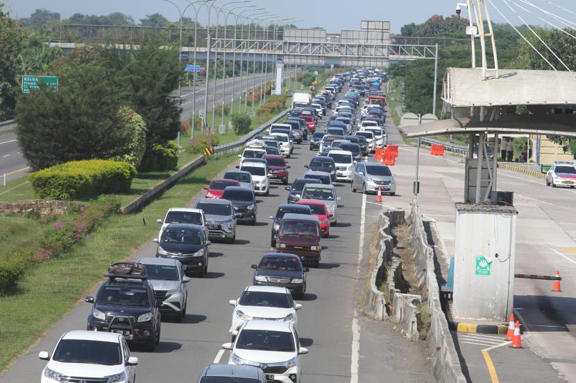 Sejumlah kendaraan melintas di jalan Tol Palikanci, Cirebon, Jawa Barat, Jumat (6/5/2022). Pada H+3 Lebaran arus balik di jalan Tol Palimanan - Kanci terpantau ramai lancar. 