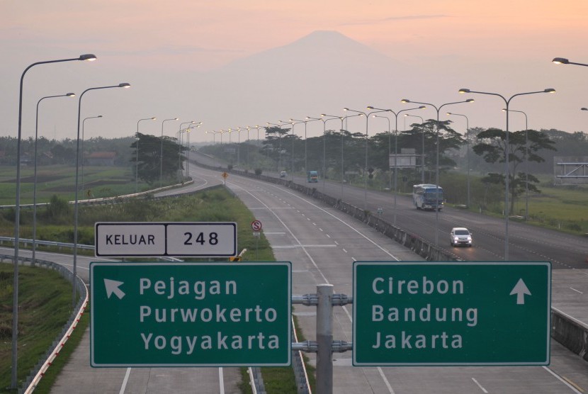 Sejumlah kendaraan melintas di jalan Tol Pejagan-Pemalang, Brebes, Jawa Tengah. (ilustrasi)