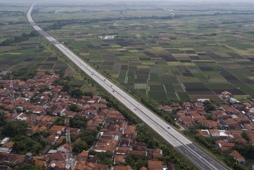 Jalan Tol Pejagan-Pemalang, Brebes, Jawa Tengah. Petugas Operasi Ketupat 2020 mengarahkan pemudik untuk putar balik di exit tol Pejagan di tengah upaya pengendalian dan pencegahan penularan Covid-19.