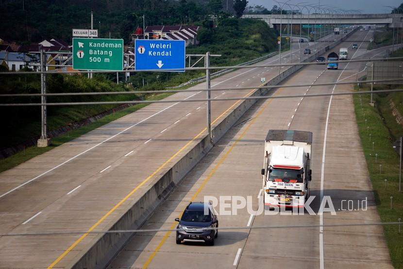 Kontribusi Pulau Jawa terhadap kasus Covid-19 secara nasional terlihat mengalami penurunan sejak Mei 2021. (Foto ilustrasi kendaraan melintas di jalan Tol Trans Jawa di Kabupaten Batang, Jawa Tengah)