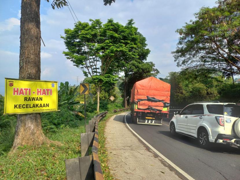 Sejumlah kendaraan melintas di Jalur Gentong, Kecamatan Kadipaten, Kabupaten Tasikmalaya, Rabu (10/8/2022). Dalam Dua Hari, Empat Korban Meninggal Akibat Kecelakaan di Tasikmalaya
