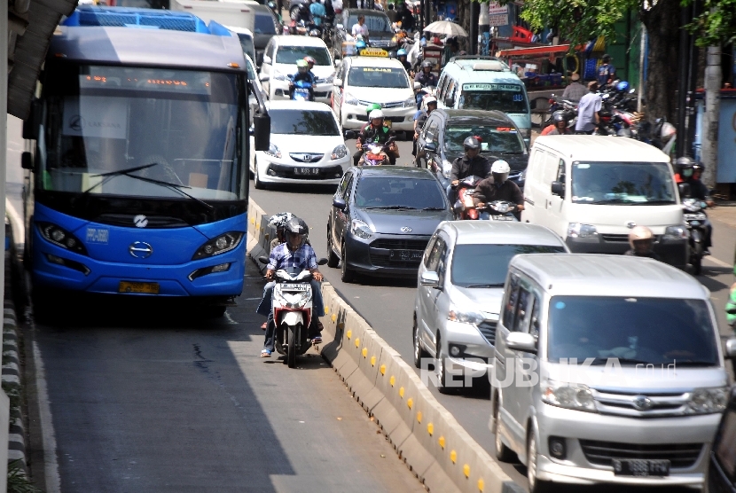 Sejumlah kendaraan melintas di jalur Transjakarta di Jalan Otista Raya, Jatinegara, Jakarta Timur, Kamis (5/10). 