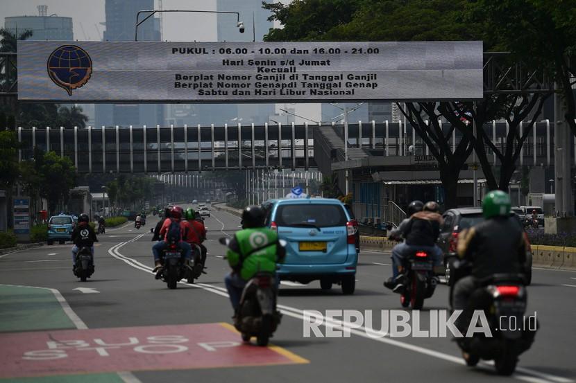 Sejumlah kendaraan melintas di kawasan aturan ganjil-genap, Jalan Jenderal Sudirman, Jakarta, Sabtu (6/6/2020). Pemprov DKI Jakarta mengeluarkan Pergub nomor 51 Tahun 2020 tentang Pembatasan Sosial Berskala Besar (PSBB) pada Masa Transisi Menuju Masyarakat Sehat, Aman dan Produktif yang didalamnya mengatur pembatasan kendaraan dengan rekayasa ganjil-genap untuk sepeda motor dan mobil.