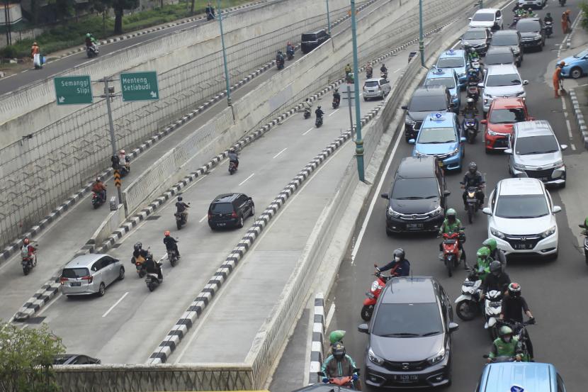 Sejumlah kendaraan melintas di kawasan Mampang Prapatan, Jakarta, Senin (9/5/2022). BMKG mengingatkan masyarakat untuk menjaga stamina tubuh, terutama yang beraktivitas di luar ruangan pada siang hari. Kondisi suhu panas masih akan terasa hingga pertengahan Mei.