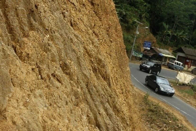  Sejumlah kendaraan melintas di kawasan Tasikmalaya, Jawa Barat, Ahad (5/8). Sepanjang 60 M jalur Garut - Tasikmalaya via singaparna KM 83, rawan longsor saat musim penghujan, 