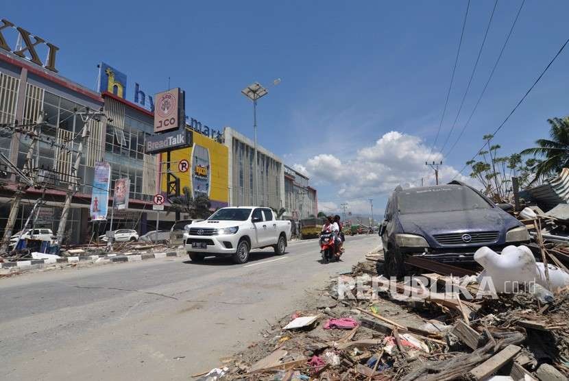 Sejumlah kendaraan melintas di kawasan yang terdampak gempa dan tsunami di Palu, Sulawesi Tengah, Jumat (5/10). 