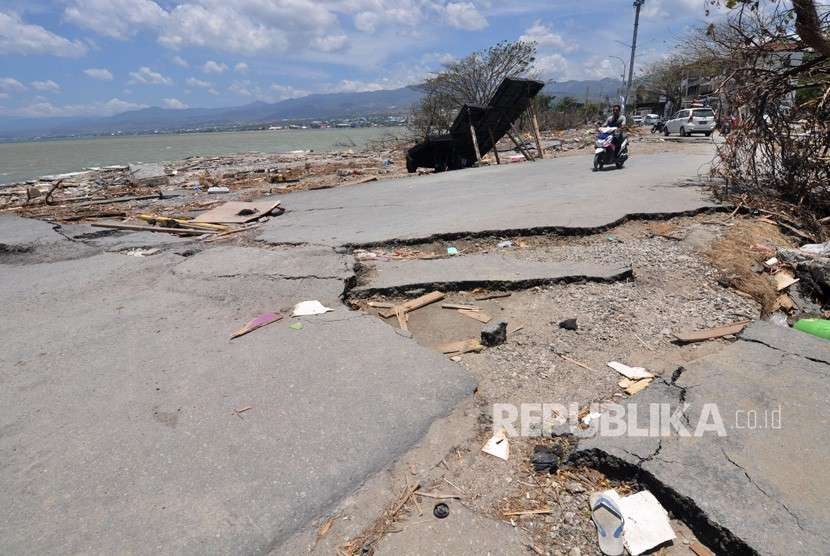 Sejumlah kendaraan melintas di kawasan yang terdampak gempa dan tsunami di Palu, Sulawesi Tengah, Jumat (5/10).