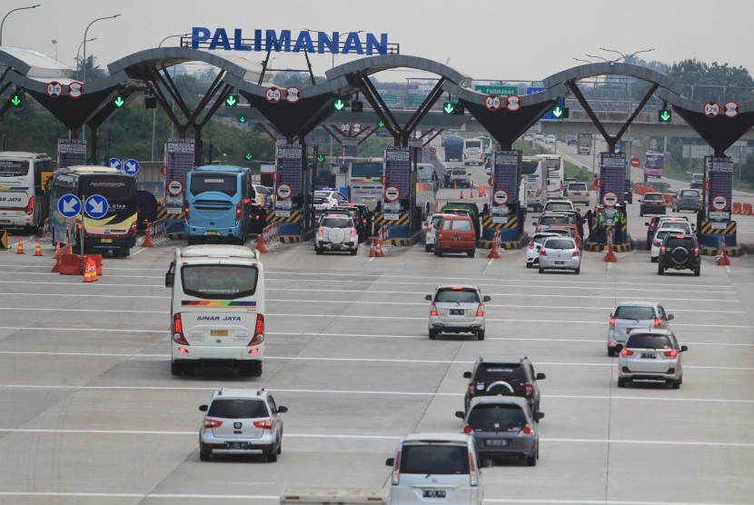 Sejumlah kendaraan melintas di pintu keluar tol Cipali Palimanan, Cirebon, Jawa Barat, Jumat (23/12). 