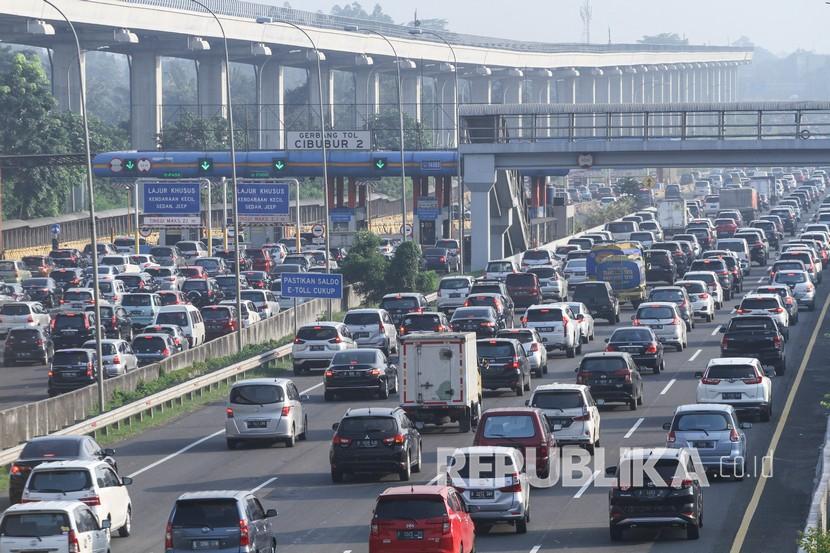 Sejumlah kendaraan melintas di ruas jalan Tol Jagorawi di Cibubur, Jakarta Timur, Senin (8/6/2020). Terpantau terjadi kepadatan kendaraan di Tol Jagorawi menuju arah Jakarta dari KM 13 Cibubur hingga KM 08 Cipayung. 