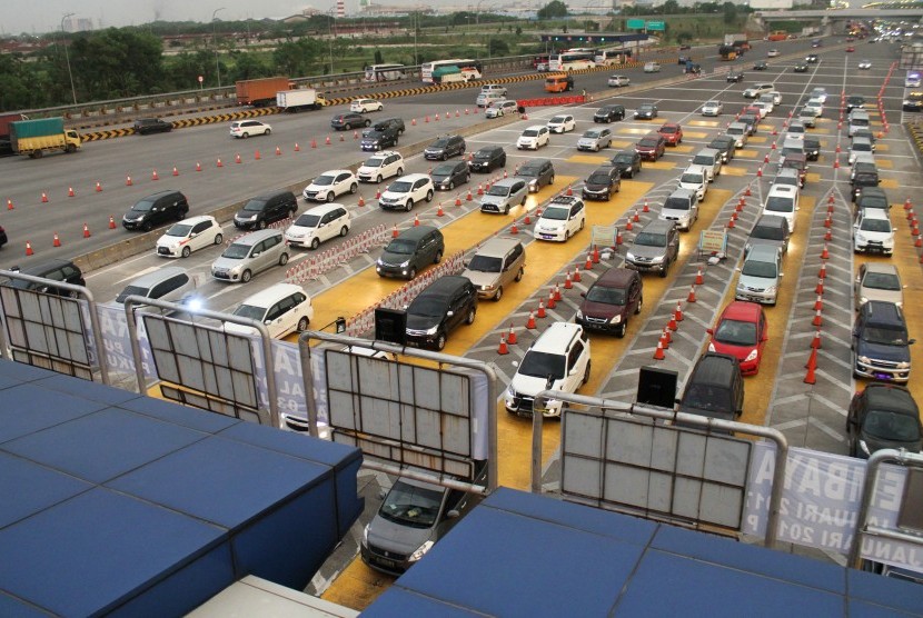 Sejumlah kendaraan melintas di ruas jalan Tol Jakarta-Cikampek arah Jakarta, pintu masuk Tol Cikarang Utama, Kabupaten Bekasi, Jawa Barat, Senin (2/1)