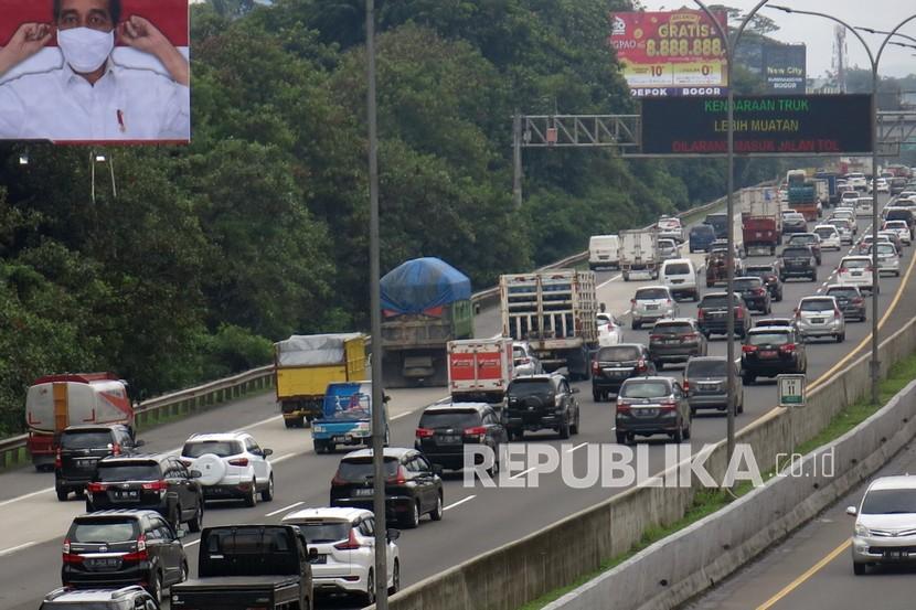 Sejumlah kendaraan melintas di ruas Tol Jagorawi, Cibubur, Jakarta Timur, Sabtu (6/2/2021). Direktur Utama PT Jasa Marga (Persero) Subakti Syukur mengatakan sistem Multi Lane Free Flow (MLLF) atau transaksi tol nontunai tanpa sentuh akan diuji coba pada Desember 2022. 