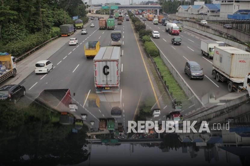 Sejumlah kendaraan melintas di ruas Tol Jakarta-Merak, Kota Tangerang, Banten, ilustrasi. Insiden kecelakaan tunggal sebuah kendaraan mikrolet yang berisi delapan orang terjadi di Tol Tangerang-Merak KM 52.000 A arah Merak.