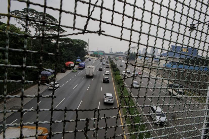 Sejumlah kendaraan melintas di ruas Tol Jakarta-Tangerang, Kota Tangerang, Banten, Selasa (17/5/2022). PT Jasa Marga (Persero) Tbk membukukan perolehan laba bersih pada kuartal pertama tahun 2022 senilai Rp392,8 miliar atau mengalami kenaikan sebesar 142,7 persen dibanding periode yang sama pada tahun sebelumnya yakni Rp231 miliar. 