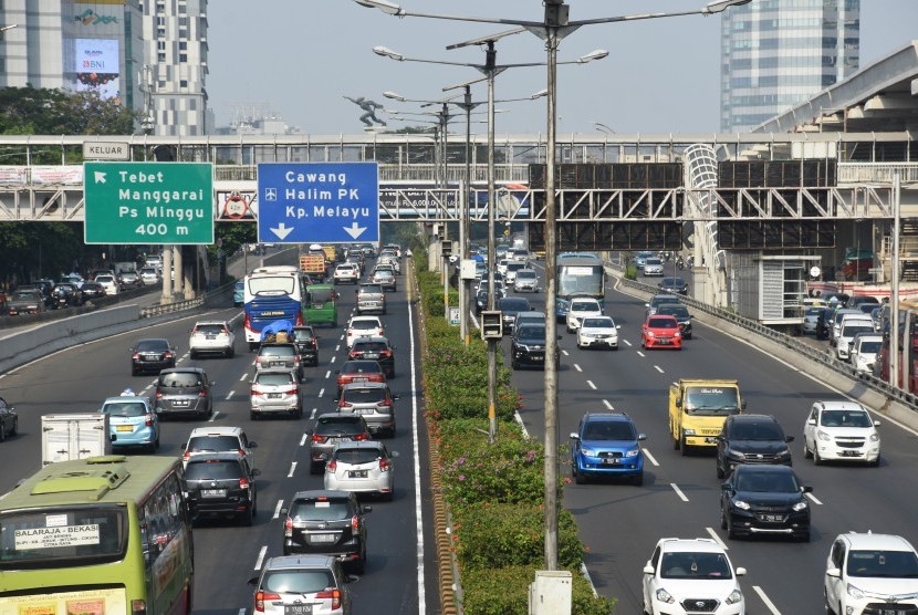 Sejumlah kendaraan melintas di Tol Dalam Kota di kawasan Gatot Subroto, Jakarta. 