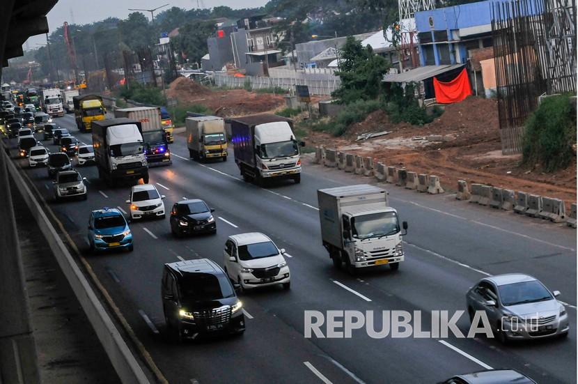 Sejumlah kendaraan melintas di tol Jakarta-Cikampek arah Jakarta di Bekasi, Jawa Barat (ilustrasi)