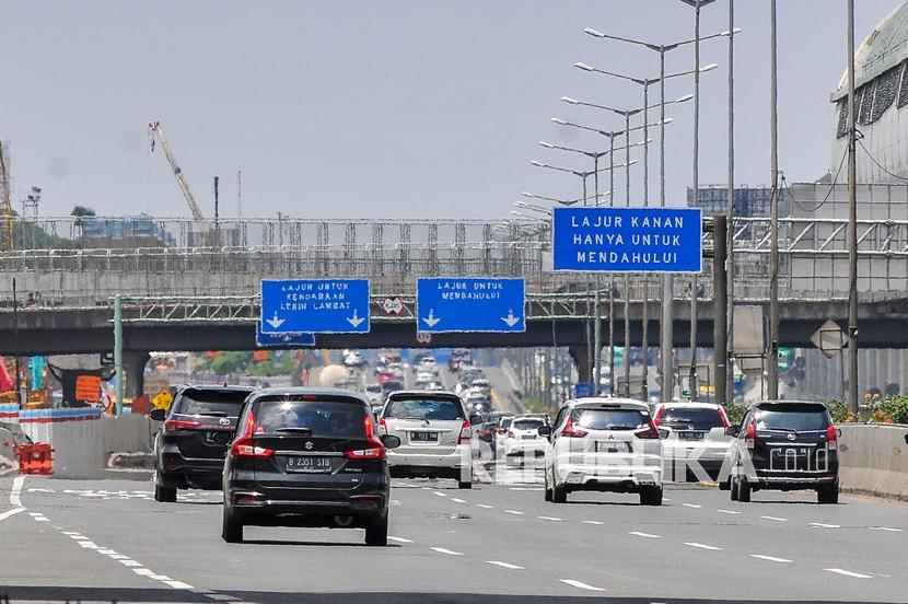 Sejumlah kendaraan melintas di tol Jakarta-Cikampek, Bekasi Jawa Barat, Ahad (1/11/2020). Pada arus balik libur cuti bersama dan Maulid Nabi Muhammad SAW, lalu lintas di tol Jakarta-Cikampek terpantau ramai lancar.