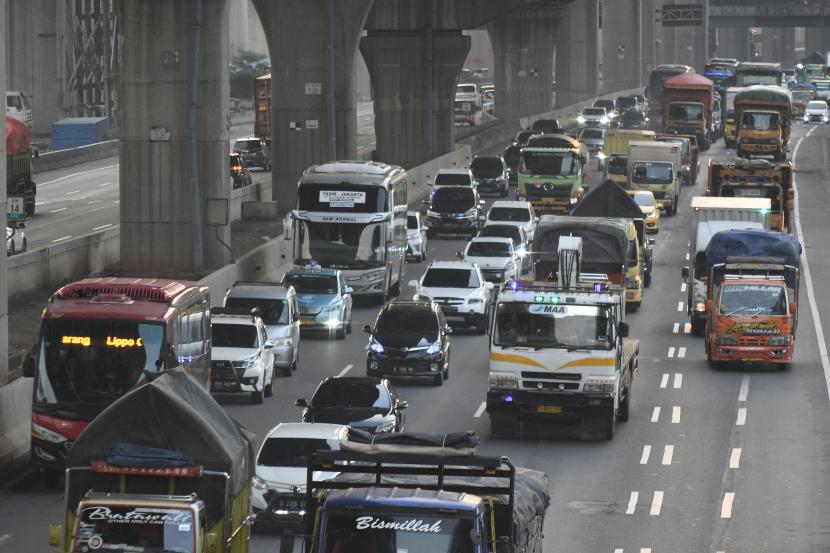 Sejumlah kendaraan melintas di Tol Jakarta-Cikampek, Bekasi, Jawa Barat (ilustrasi). 