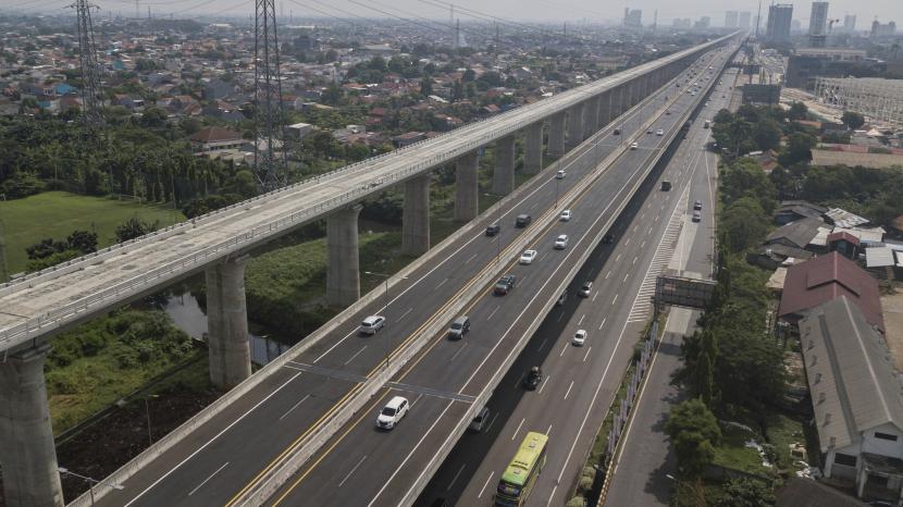 Sejumlah kendaraan melintas di Tol Jalan Layang Mohamed Bin Zayed (MBZ) dan Tol Jakarta-Cikampek di Tambun, Kabupaten Bekasi, Jawa Barat, Ahad  (1/5/2022). Pada H-1 lebaran arus lalu lintas kendaraan di Jalan Tol Jakarta Cikampek terpantau menurun.