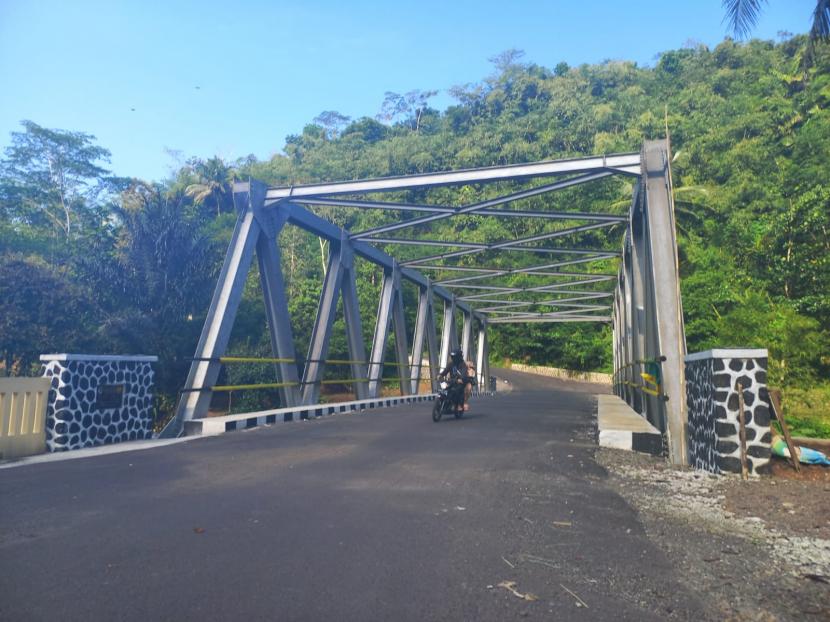 Sejumlah kendaraan melintas Jembatan Gobang, yang menghubungkan Kecamatan Purbaratu, Kota Tasikmalaya, dengan Kecamatan Manonjaya, Kabupaten Tasikmalaya, Rabu (29/6/2022). Jembatan yang dulu rusak itu telah diperbaiki secara permanen sejak akhir 2021. 