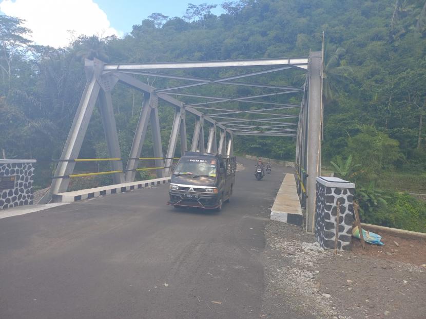 Kendaraan melintasi Jembatan Gobang, yang menghubungkan Kecamatan Purbaratu, Kota Tasikmalaya, dengan Kecamatan Manonjaya, Kabupaten Tasikmalaya, Rabu (29/6/2022). 