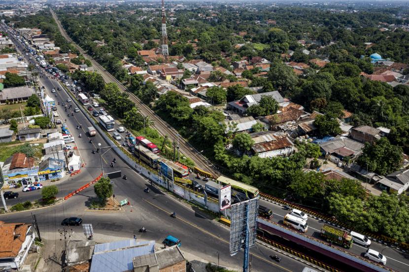 Sejumlah kendaraan melintas menuju arah Cirebon dan Jawa Tengah (lajur kanan) di kawasan Simpang Jomin, Karawang, Jawa Barat (ilustrasi). 