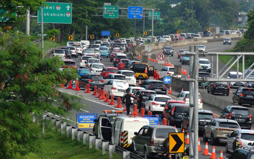 Polres Bogor mencatat ada sekitar 90 ribu kendaraan masuk ke kawasan Puncak, Bogor. Ilustrasi.