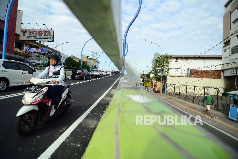 Sejumlah kendaraan melintas saat dilakukan uji coba Jalan Layang Antapani, di Jalan Jakarta, Kota Bandung, Rabu (28/12).