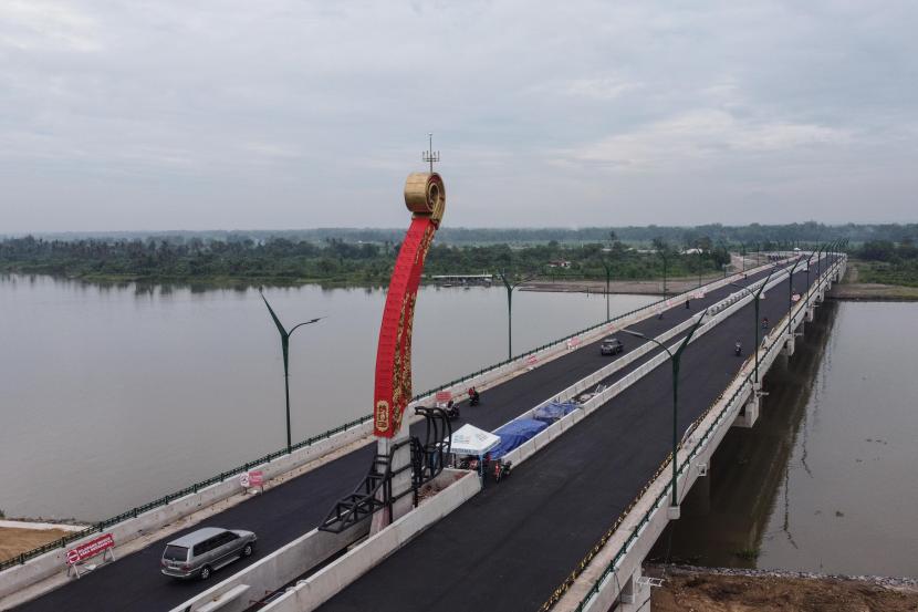 Sejumlah kendaraan melintas saat uji coba pembukaan Jembatan Kretek II di Depok, Bantul, DI Yogyakarta. Polri dan Kemenhub menyatakan jalur pantai selatan bisa dilakukan untuk mudik lebaran.
