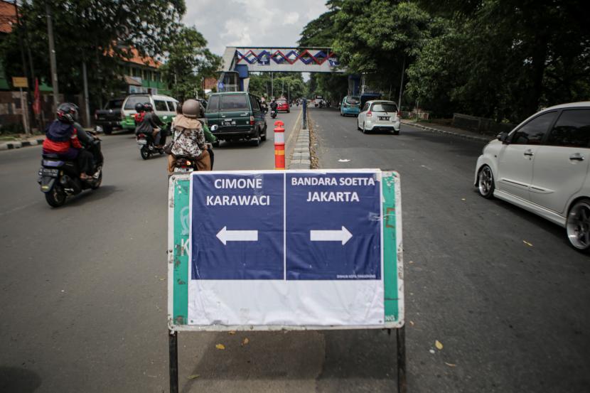 Sejumlah kendaraan melintas saat uji coba satu arah di Jalan Daan Mogot, Kota Tangerang, Banten, Ahad (20/2/2022). Pemerintah Kota Tangerang mulai melakukan uji coba sistem satu arah di jalan tersebut sebagai upaya mengatasi kemacetan di akses masuk Jalan Tol Cengkareng- Batu Ceper- Kunciran.