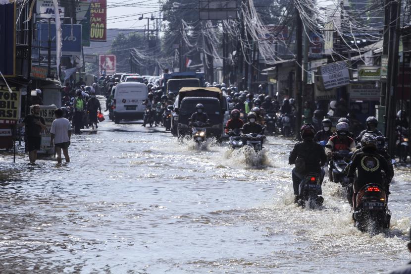 Sejumlah kendaraan melintasi banjir di Kawasan Perempatan Mampang, Depok, Jawa Barat, Kamis (23/9/2021). Warga setempat mengatakan banjir tersebut sering terjadi akibat sampah yang menumpuk seperti kasur, styrofoam, kayu, dan bambu di kali licin kolong jembatan jalan perempatan Mampang Depok.
