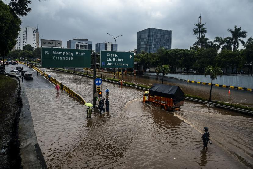 Sejumlah kendaraan melintasi banjir di ruas Tol TB Simatupang, Jakarta Selatan, Sabtu (20/2). 